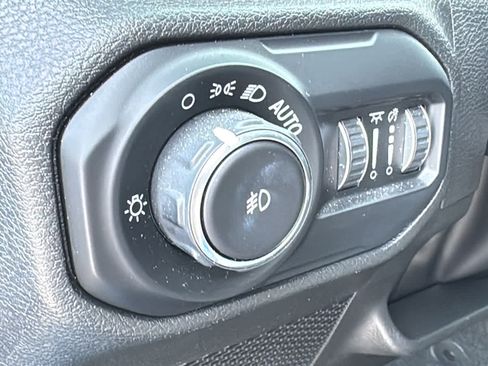 Used 2022 Jeep Wrangler Unlimited Sahara AWD/4WD image 9