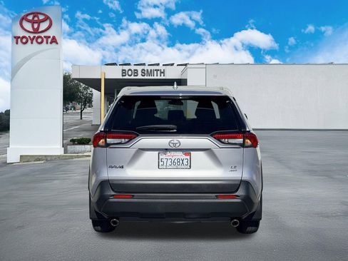 Used 2022 Toyota RAV4 LE image 7