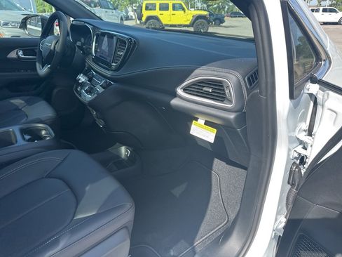 New 2026 Chrysler Pacifica Select image 54