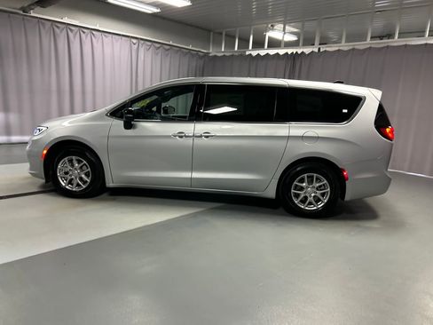 New 2026 Chrysler Pacifica Select image 4