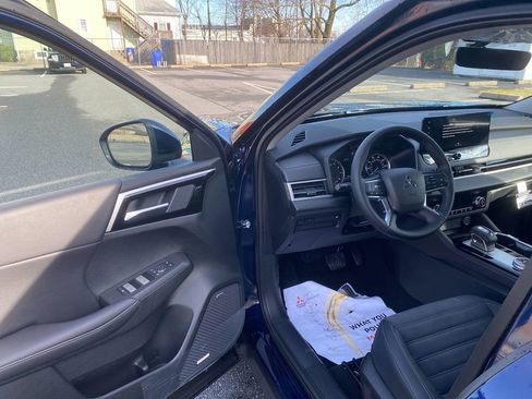 New 2025 Mitsubishi Outlander SE image 10