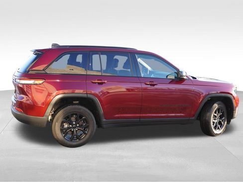 Certified 2025 Jeep Grand Cherokee Altitude image 4