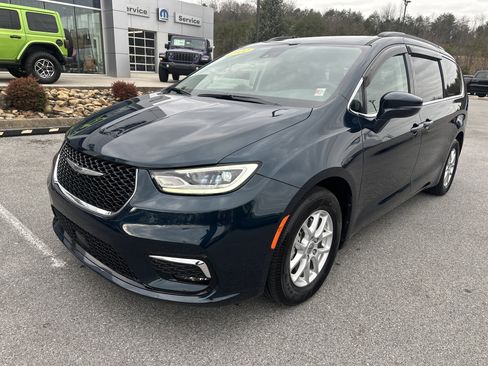 Used 2022 Chrysler Pacifica Touring-L image 2