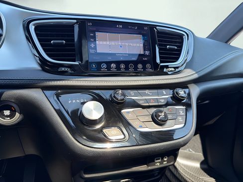Used 2020 Chrysler Pacifica Limited FWD image 55