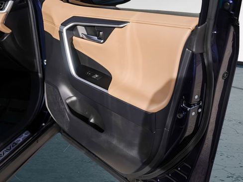 Used 2025 Toyota RAV4 Limited image 31