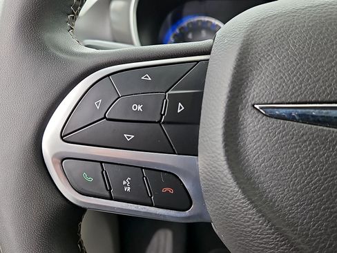 Used 2024 Chrysler Pacifica Touring-L FWD image 17