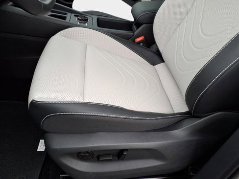 Used 2025 Volkswagen Tiguan SE image 16