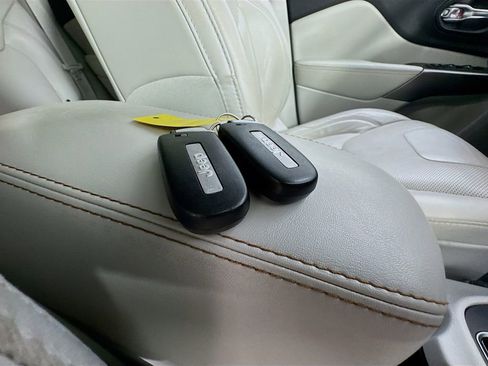 Used 2019 Jeep Cherokee Limited AWD/4WD image 39