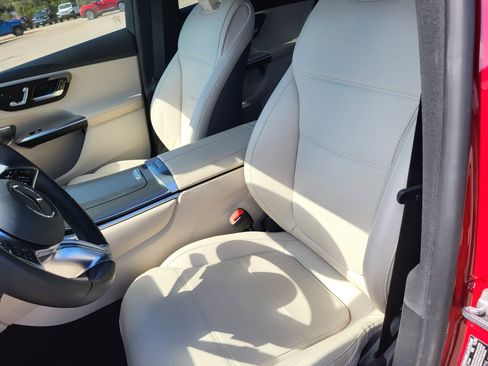 Used 2024 Mercedes-Benz GLC 300 4MATIC image 15