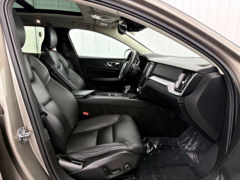 Used 2020 Volvo V60 T5 Cross Country image 28