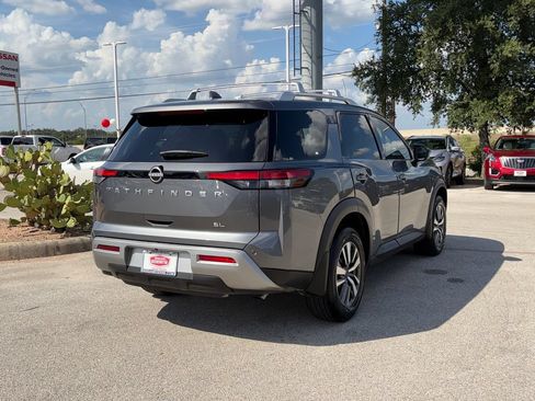 Used 2024 Nissan Pathfinder SL FWD image 5