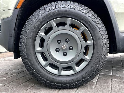 Used 2025 Rivian R1S Premium image 9