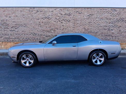 Used 2016 Dodge Challenger SXT image 2