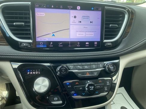 Used 2022 Chrysler Pacifica Limited image 6