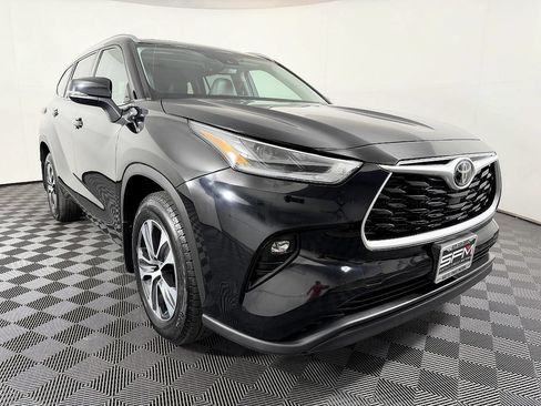 Used 2021 Toyota Highlander XLE AWD/4WD image 5