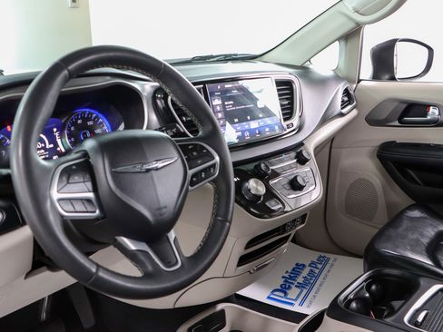 Used 2023 Chrysler Pacifica Touring-L FWD image 22