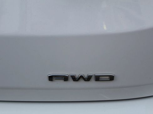 Used 2024 GMC Terrain SLT image 34