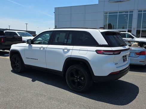 Used 2023 Jeep Grand Cherokee Limited w/ Luxury Tech Group II AWD/4WD image 8