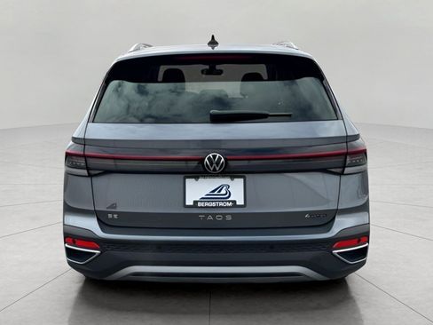 Used 2025 Volkswagen Taos SE AWD/4WD image 6
