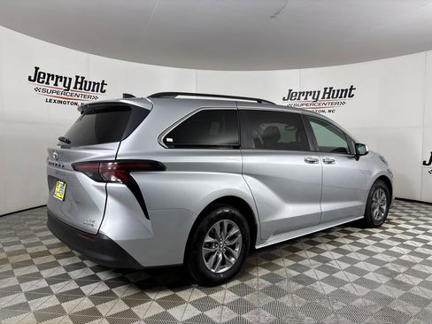 Used 2024 Toyota Sienna XLE FWD image 4