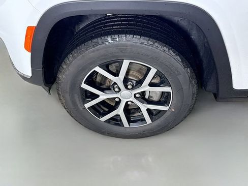 Used 2024 Jeep Grand Cherokee L Limited image 31