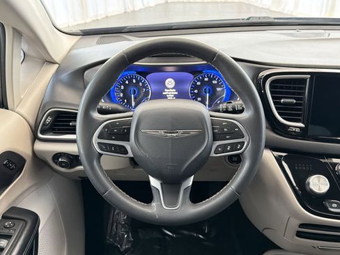 Used 2022 Chrysler Pacifica Touring-L image 22