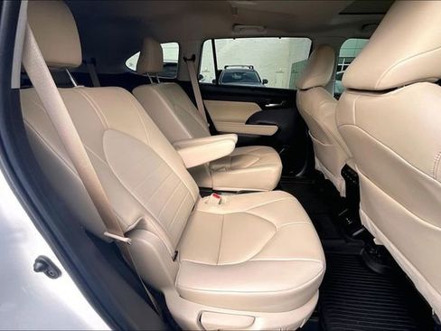 Used 2024 Toyota Highlander XLE AWD/4WD image 27