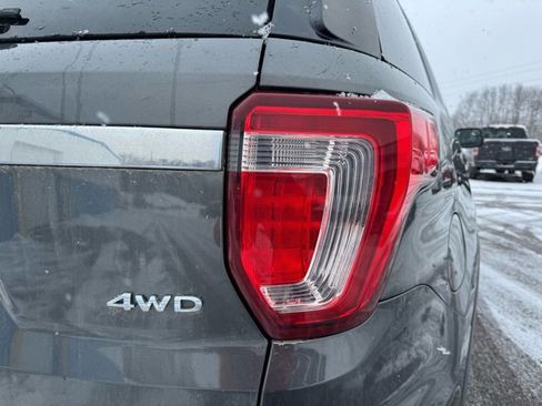 Used 2017 Ford Explorer XLT w/ Equipment Group 202A image 9