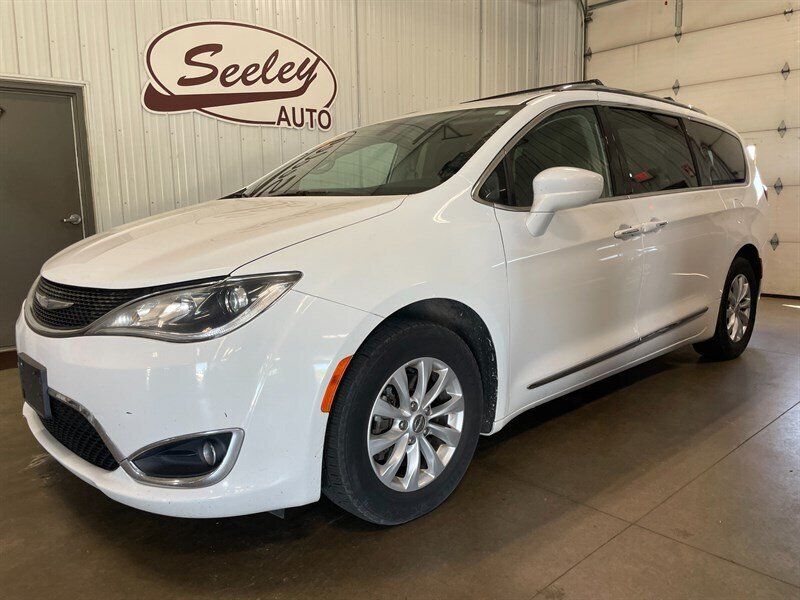 Used 2019 Chrysler Pacifica Touring-L FWD image 1