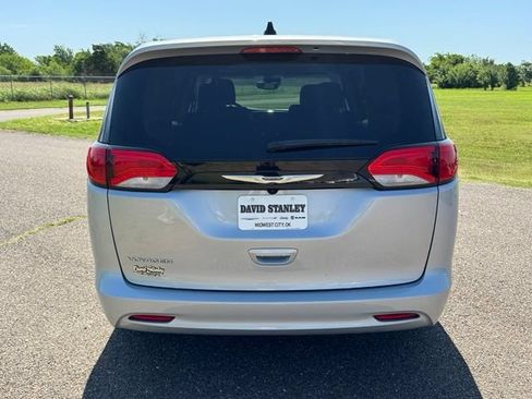 Used 2023 Chrysler Voyager LX FWD image 5