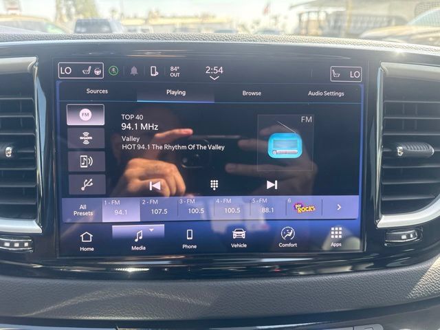 Used 2024 Chrysler Pacifica Touring-L FWD image 16