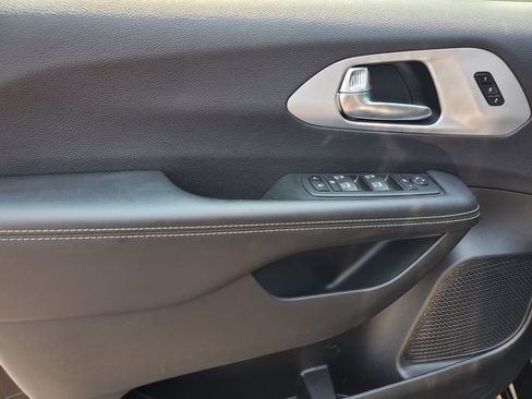Used 2025 Chrysler Pacifica Limited FWD image 23