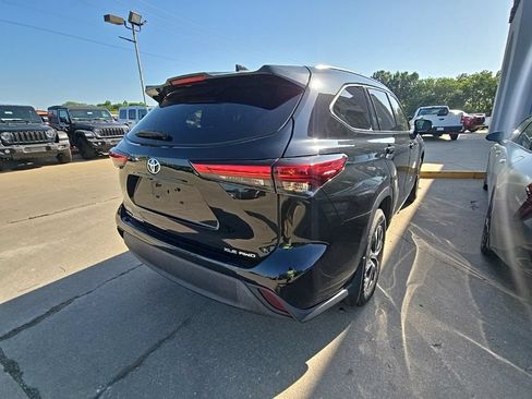 Used 2021 Toyota Highlander XLE AWD/4WD image 7