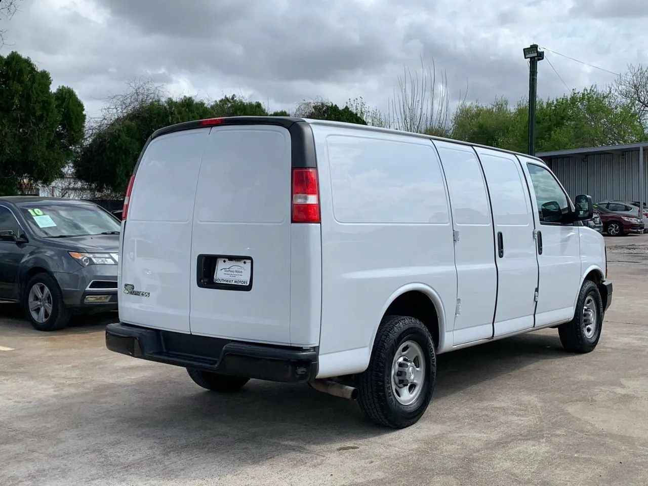Used 2017 Chevrolet Express 2500 RWD image 7