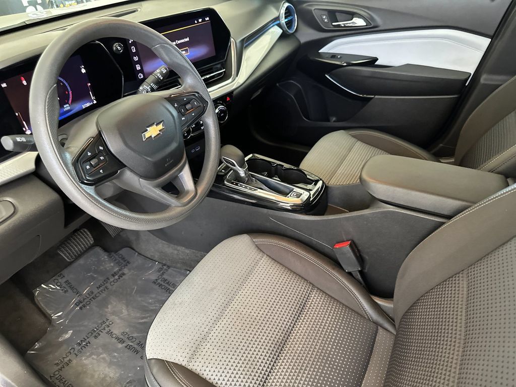 Used 2025 Chevrolet Trax LT FWD image 9