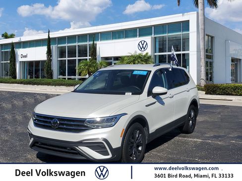 Used 2023 Volkswagen Tiguan SE image 1