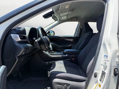 Used 2020 Toyota Highlander LE image 12