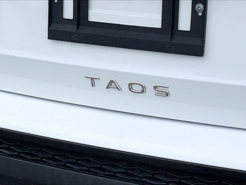 Used 2023 Volkswagen Taos SE w/ Panoramic Sunroof Package FWD image 28