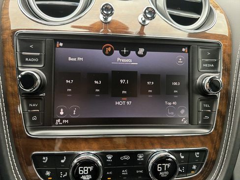 Used 2018 Bentley Bentayga AWD/4WD image 25