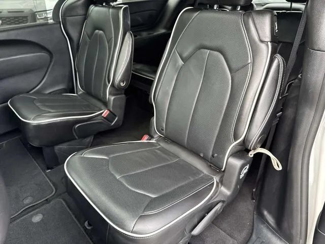Used 2025 Chrysler Pacifica Limited FWD image 22