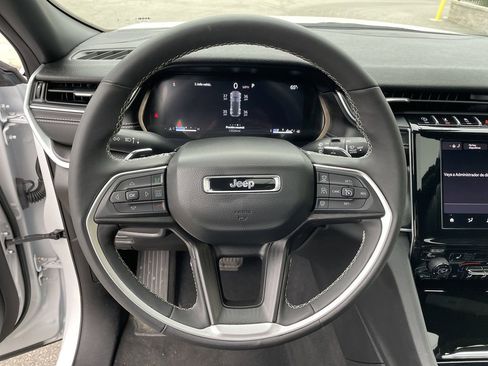 Used 2025 Jeep Grand Cherokee Altitude AWD/4WD image 16