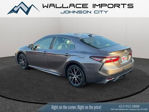 Used 2021 Toyota Camry SE image 3