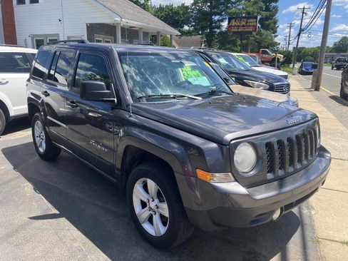 Used 2014 Jeep Patriot Sport w/ Tire & Wheel Group AWD/4WD image 2