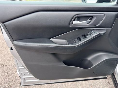 Used 2024 Nissan Rogue SV image 9