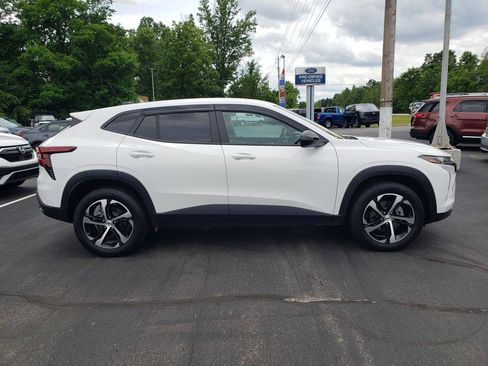 Used 2025 Chevrolet Trax RS FWD image 4