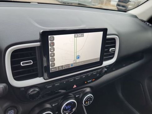 Used 2025 Hyundai Venue Limited image 21