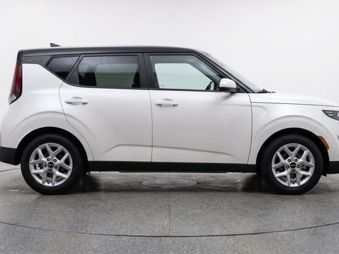 Used 2025 Kia Soul LX w/ LX Technology Package FWD image 11