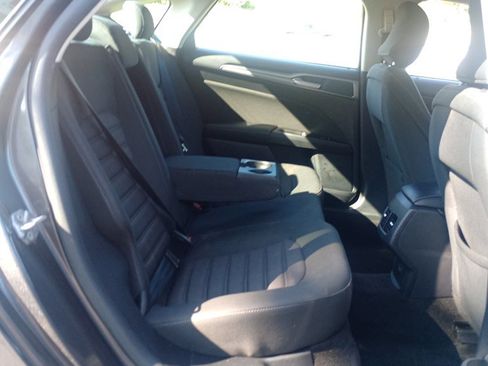 Used 2017 Ford Fusion SE w/ Fusion SE Technology Package FWD image 18