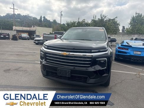 Used 2024 Chevrolet Traverse LT image 2