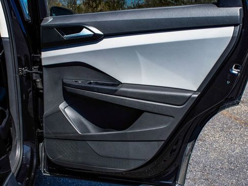 Used 2023 Volkswagen Taos SE w/ Panoramic Sunroof Package image 12